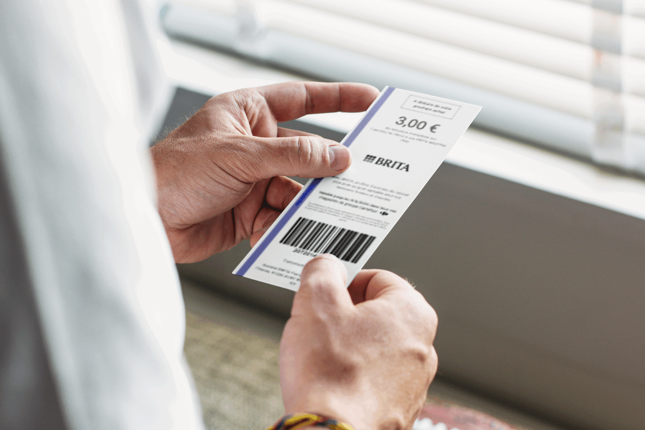 Mockup Homme tient ticket